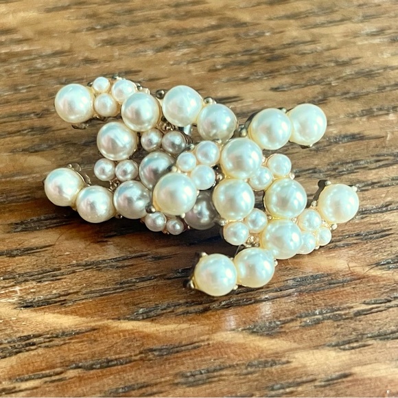 CC Pearl Earrings Studs - Picture 1 of 5